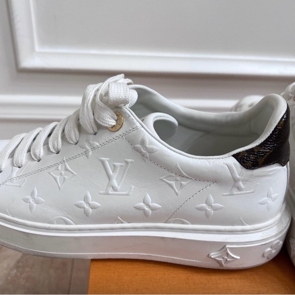 Louis Vuitton Time Out White Sneakers Authentic-Excellent Condition Retail$1200 - Picture 1 of 6